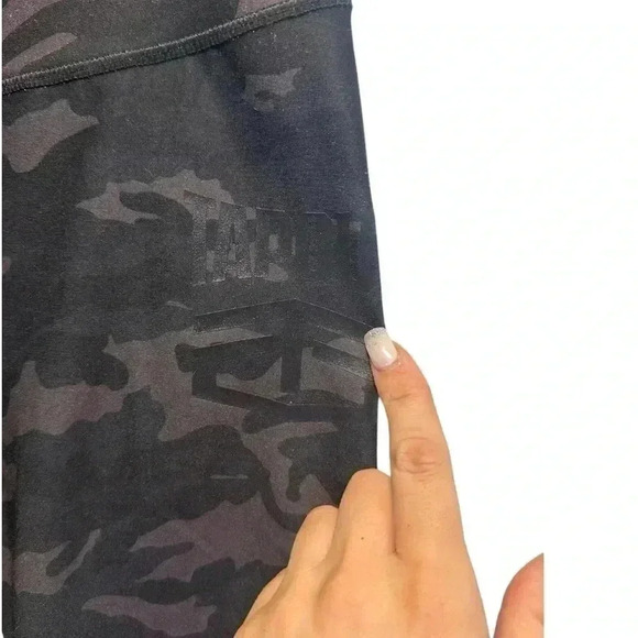 NWOT TAPOUT BLACK GRAY CAMOUFLAGE BIKER SHORT LEGGINGS - Picture 3 of 3